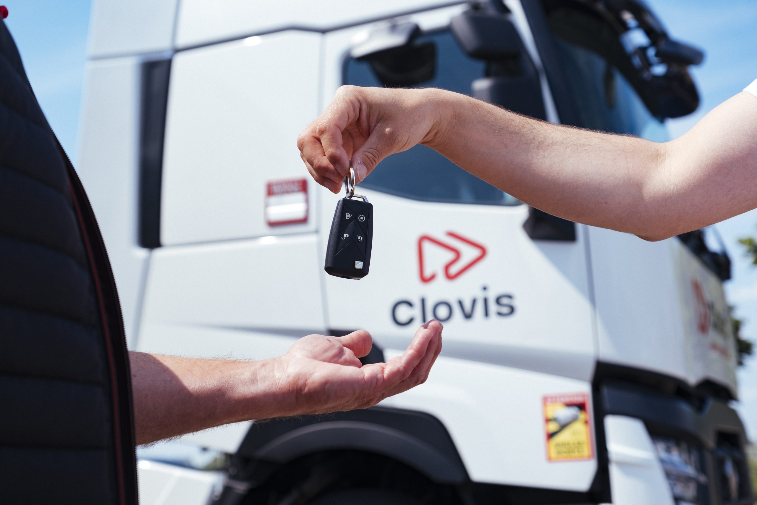 Transmission des clés d'un poids lourd Clovis pour la location